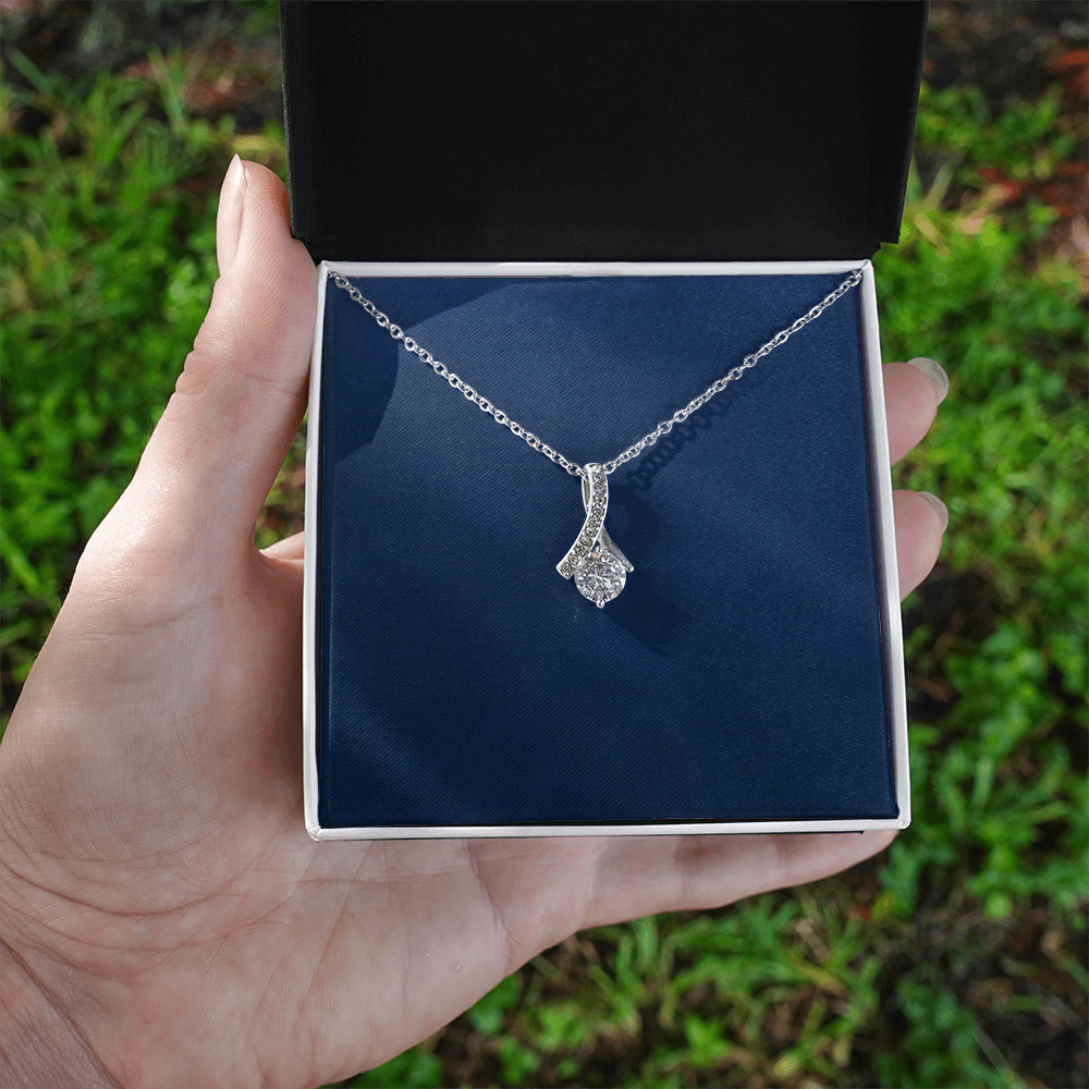 Alluring Beauty Necklace – Yellow & White Gold Variants